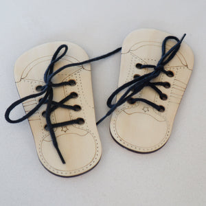 Wooden plaque Lacing Shoes